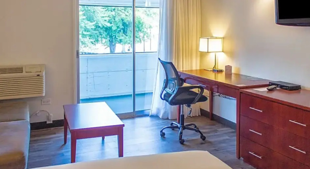 Семейный люкс Coast Penticton Hotel