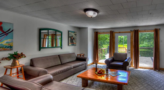 Коттедж Classic RARE FIND 6 bdrm Very Private Cottage on 10 acres Hot Tub BBQ Petfriendly