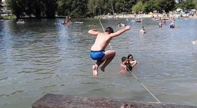 Camping Aubeterre-Sur-Dronne, Забронировать Кемпинг Обтер-сюр-Дронн Charente, рядом с Монолитная церковь Сен-Жан