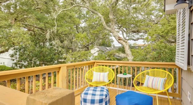 Коттедж 2 Mi to Atlantic Beach: Coastal Retreat w/ Deck
