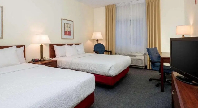 Четырёхместный номер Standard Comfort Inn Davenport East - Bettendorf
