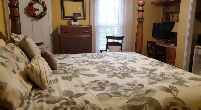 Номер Deluxe The Colonial Motel