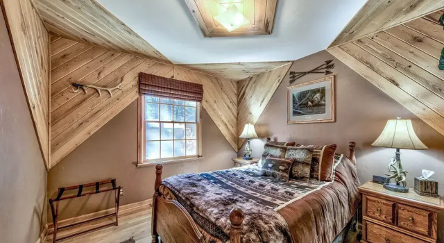 2556h Lazy Bear's Den 2 Bedroom Cottage by RedAwning