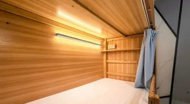 Кровать в общем номере (мужской номер) YangShuo  Backpacer  Hostel ( West Street Branch)