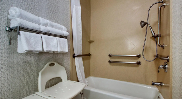 Люкс Holiday Inn Express Hotel & Suites Vernon College Area by IHG