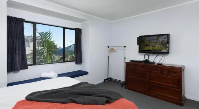 Коттедж Convenient Family Bach with easy access to Blake Park the beach and downtown
