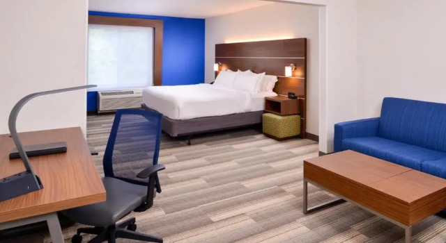 Люкс Holiday Inn Express Hotel & Suites Urbana-Champaign-U of I Area by IHG