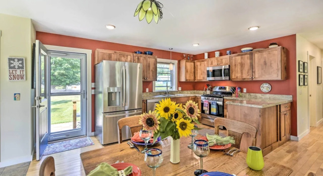 Коттедж Sunny Morristown Home - Walk to Restaurants!