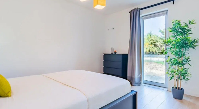Deluxe Beach Apartment Swimming Pool