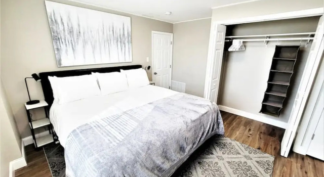 The Loft at Park Place - 3rd Floor Walk up King and Queen Beds Fast Wifi and Free Coffee