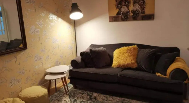 Коттедж Corner House, Sleeps 8 in 4 Bedrooms, near train station, Great Value