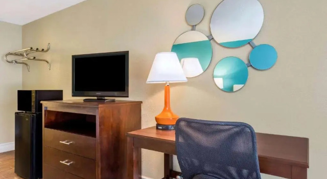 Четырёхместный номер Standard с видом на внутренний двор Howard Johnson by Wyndham Lakeland