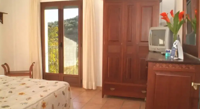 Priego de Cordoba 100659 5 Bedroom Holiday home By Mo Rentals, Забронировать Отель Приего-де-Кордова 