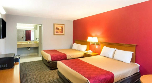 Четырёхместный номер Standard Econo Lodge near Wichita Falls Event Center