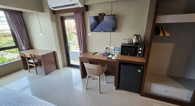 Трёхместный номер Standard с балконом Wsotel Hotel and Serviced Apartment