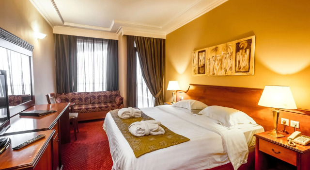 Standardowy dwuosobowy pokój i balkonem Royal Hotel