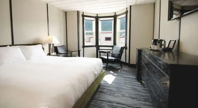 Midnight Sun, a Coast Hotel, Boek Hotel Dawson City Yukon