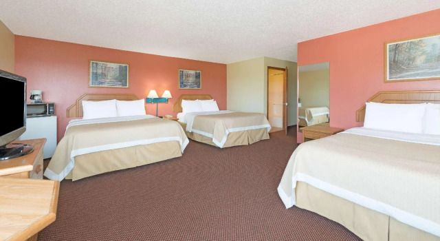 Sechser Suite Days Inn by Wyndham Cameron