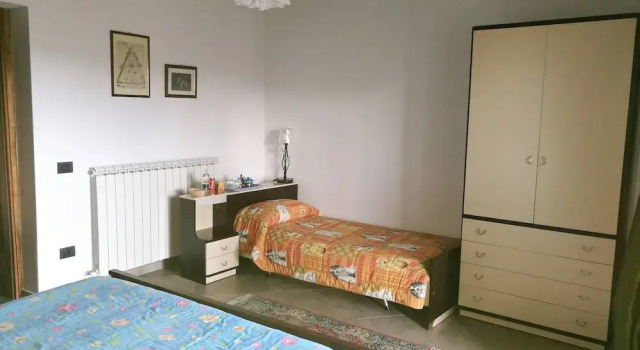 Room in Guest Room - Triple Room in Amazing Context, Buchen Sie Pension Monte Castello di Vibio Umbrien