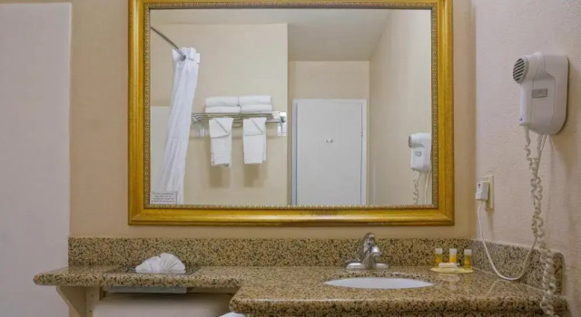 Четырёхместная студия люкс Days Inn by Wyndham Mission Valley-SDSU
