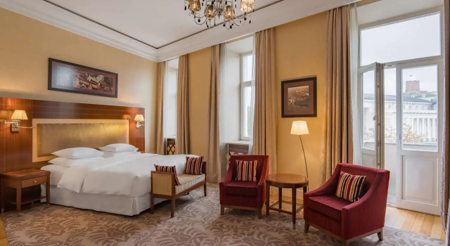 Двухместный номер Deluxe Grand Hotel Vilnius, Curio Collection by Hilton