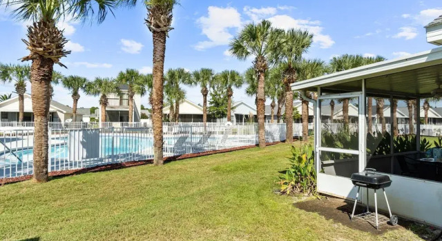 Коттедж с 3 комнатами с красивым видом из окна Poolside Cabana by Book That Condo