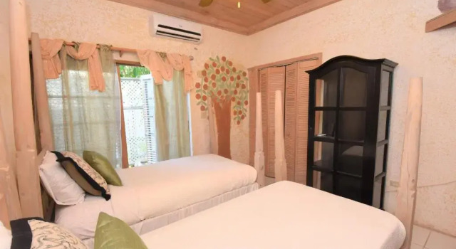 Четырёхместный люкс с 2 комнатами с видом на сад The Sugar Apple Lodging