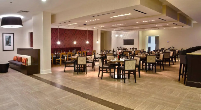 Holiday Inn Charlotte Airport by IHG, Забронировать Отель Шарлотте Северная Каролина