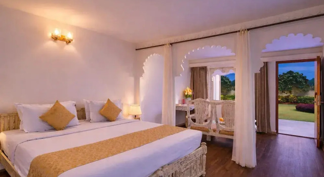 Номер Standard Цокольный этаж с балконом Swaroop Vilas - Lake Facing Boutique Hotel