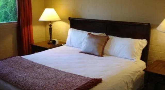 SmokeTree Resort and Bungalows