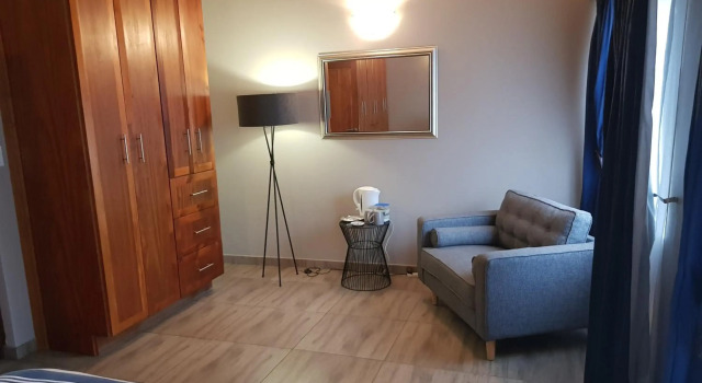 Denzil's Place, Boek Hotel Centurion 