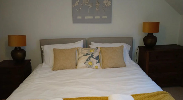 5 Bedrooms/sleeps 10-12/free Wifi & Parking/garden, Varaa Hotelli  