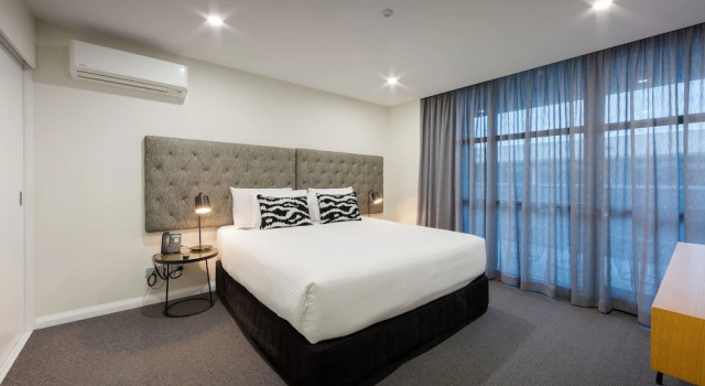 Люкс с балконом Avenue Hotel Canberra