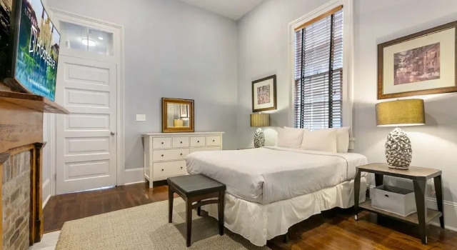 Modern 1-BD Near French Quarter | Walk to Superdome, Забронировать Отель Отели Нового Орлеана 4 звезды, рядом с Brevard-Clapp House, 4*