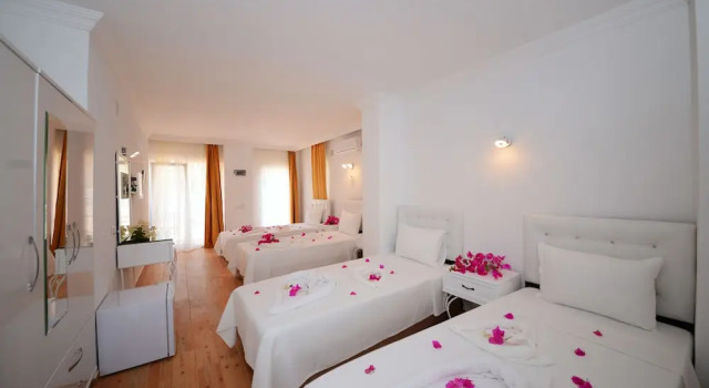 Четырёхместный номер Standard с балконом Neruda Hotel