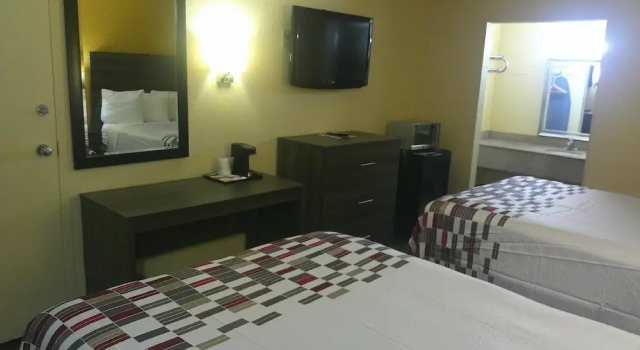 Четырёхместный номер Superior Red Roof Inn Hampton Coliseum