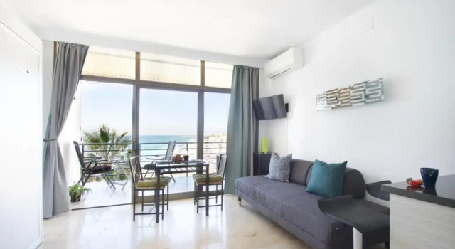 Sea front studio with spacious balcony Santa Clara, Забронировать Отель Отели Торремолинос с бассейном, рядом с Парафия Архангела Михаила, Бассейн