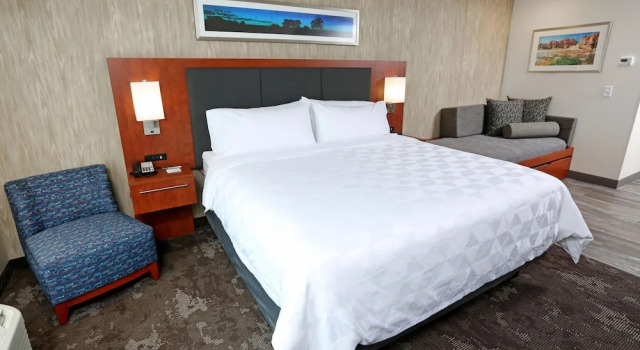 Двухместный номер Standard с балконом Holiday Inn & Suites Sioux Falls - Airport by IHG