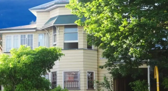 Кровать в общем номере Ellies Guest House