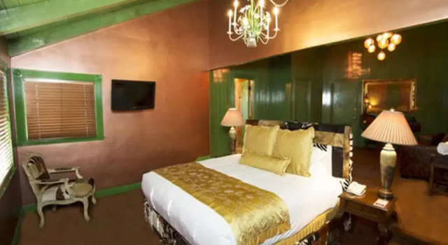 Номер Standard с видом на горы Madonna Inn