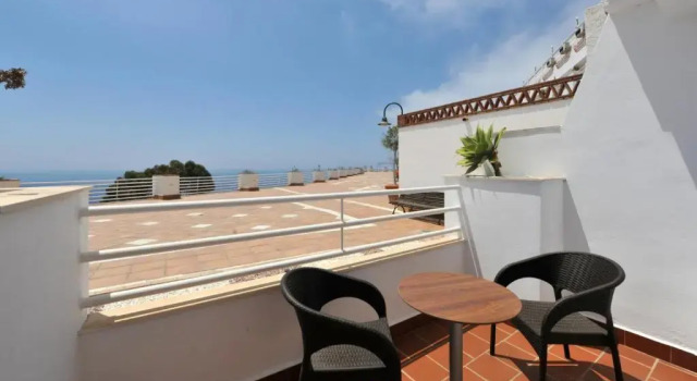Полулюкс с балконом Hotel Salobreña Suites