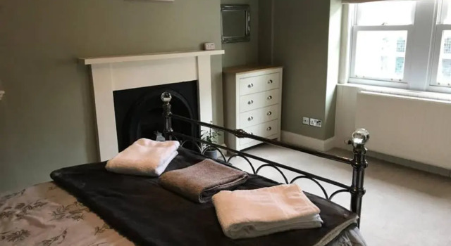 8A Tweed Cottage, just off the High St in Peebles, Забронировать Отель Отели Шотландских границ с парковкой, Парковка