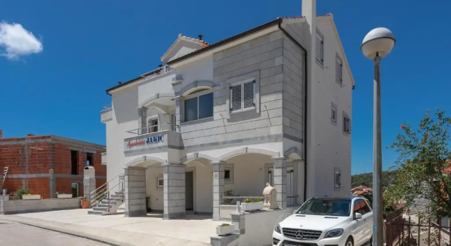 Apartments Jakic 1, Забронировать Апартаменты/квартира Отели Хвара с парковкой, рядом с Church of the Holy Spirit Hvar, Парковка