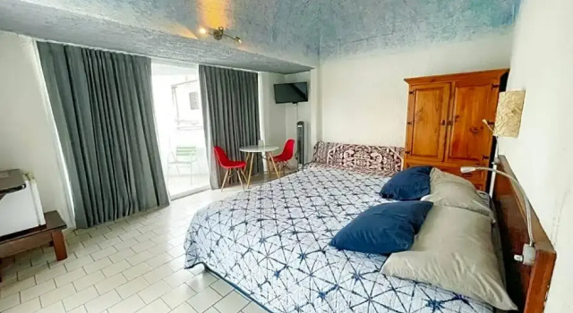 Трёхместный номер Standard с балконом Hotel Allende