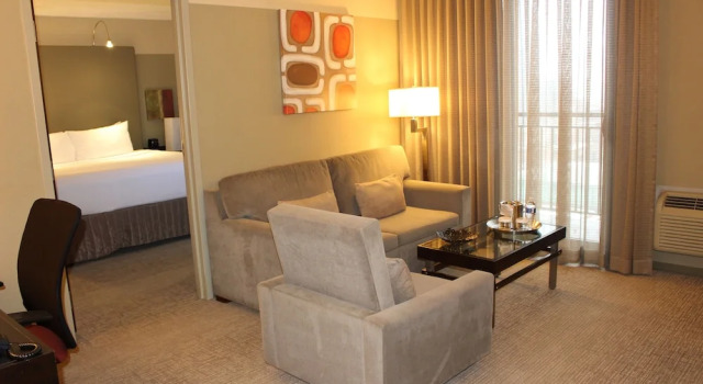 Двухместный полулюкс с балконом Crowne Plaza - Chicago West Loop by IHG