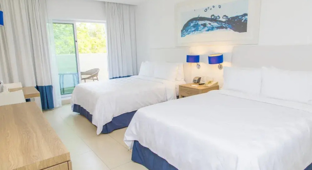 Четырёхместный номер Standard с балконом Holiday Inn Acapulco La Isla by IHG