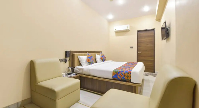 Номер Premium FabHotel Pearl Square