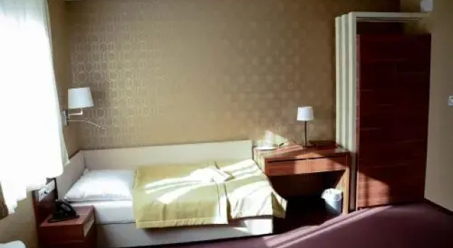 Hotel & Restaurant Hron, Забронировать Отель Отели Нова-Баня с парковкой, Парковка