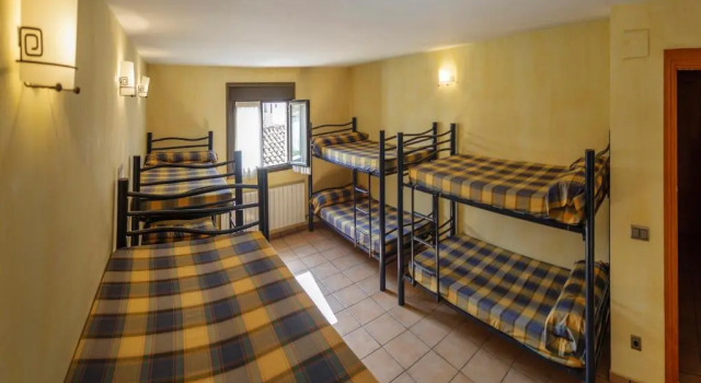 Кровать в общем номере ALBERGUE SAN SATURNINO
