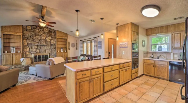 Grand Lake Views + Fire Pit: Monkey Island Home!, Book Feriehus Monkey Island Oklahoma
